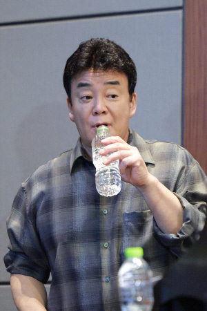 백종원 더본코리아 대표가 지난달 28일 열린 기업공개(IPO) 기자간담회에서 물을 마시고 있다.[사진 연합뉴스]